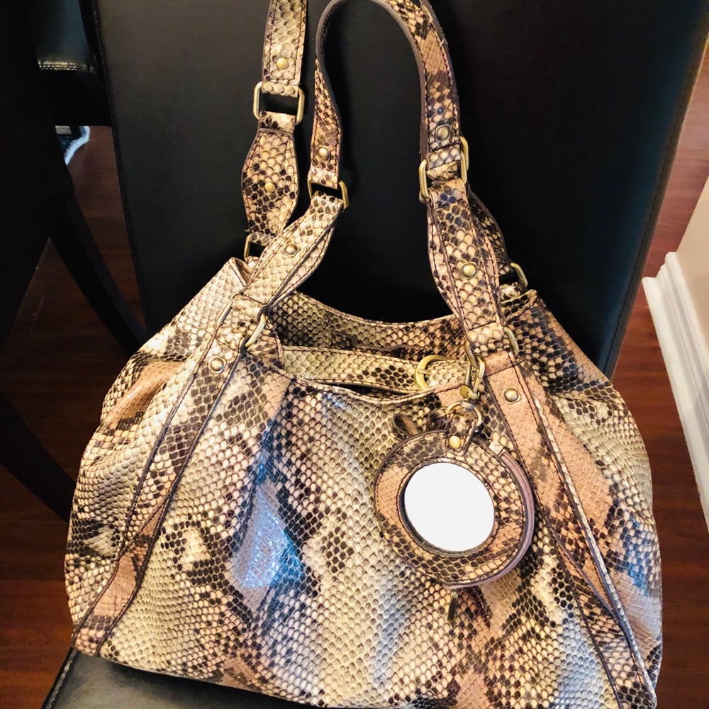 Snake print purse . Great condition. No damages